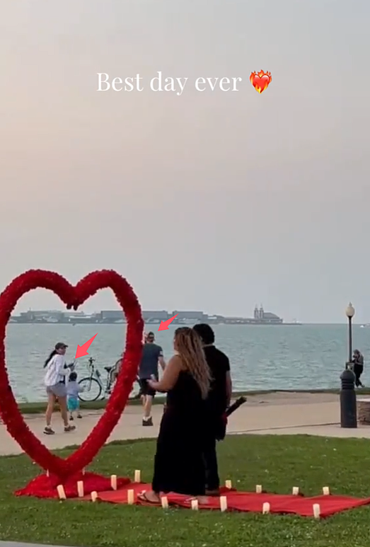 男友刚要单膝下跪求婚，结果路人抱娃闯入拍自拍，妹子的浪漫瞬间当场翻车...（组图） - 3