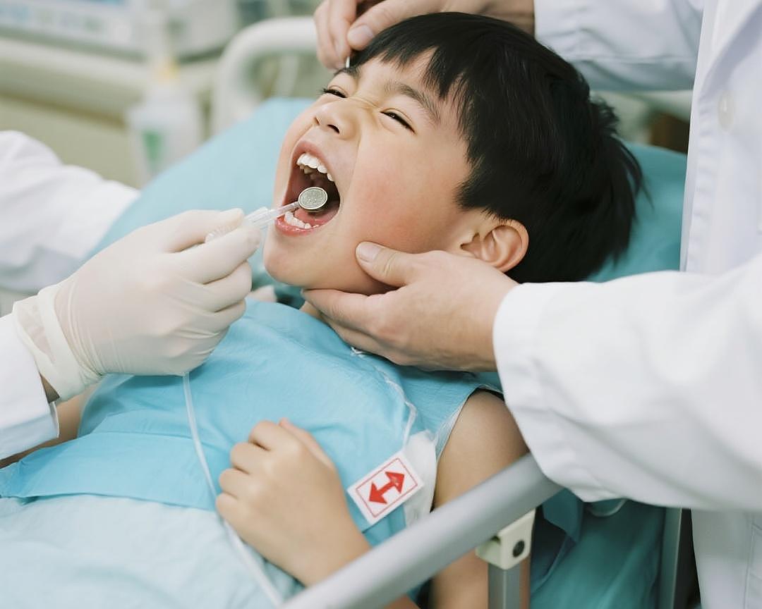 触目惊心！1岁半幼儿误吞电池10小时，致食道腐蚀穿孔！电动玩具、有声书……这些都要重点排查（组图） - 2