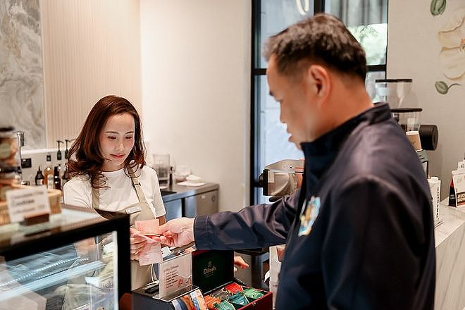 38岁泰国新第一夫人引关注,咖啡店漂亮老板娘,58岁总理的第三妻(组图) - 3
