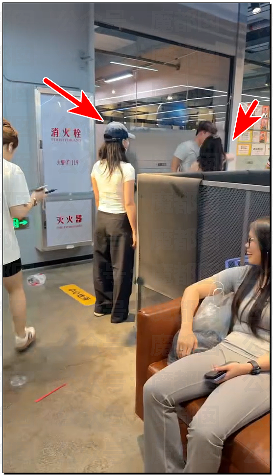 震撼!健身教练睡4个女会员败露被2个美女上门抽耳光砸头(组图) - 10