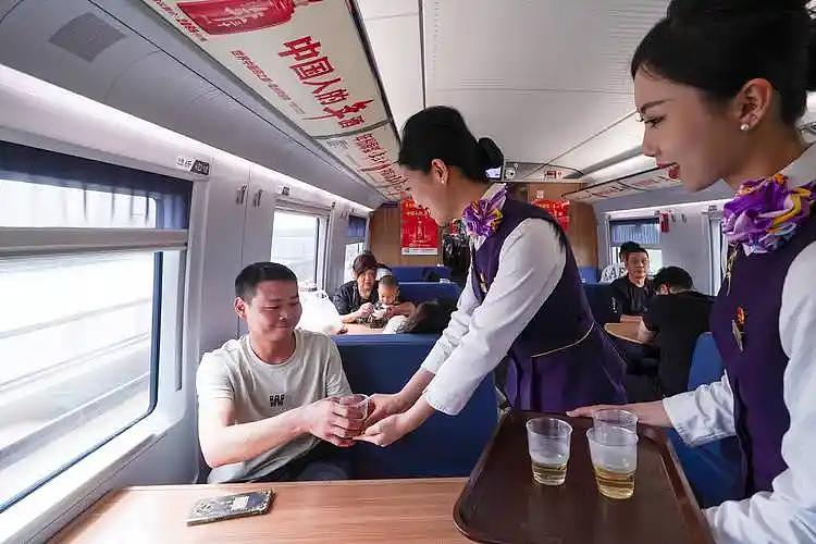 争议又起!旅客拍到两位外国人带自行车上高铁,网友评论区炸锅(组图) - 17