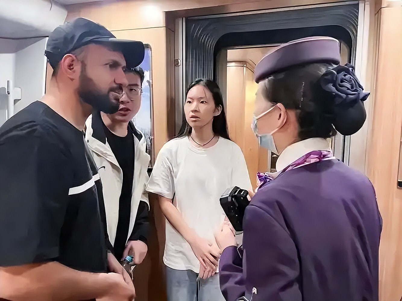 争议又起!旅客拍到两位外国人带自行车上高铁,网友评论区炸锅(组图) - 19