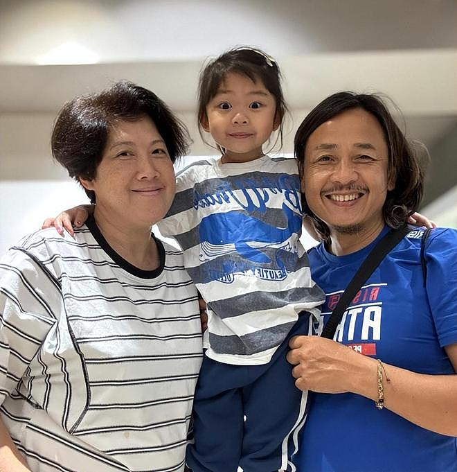港星58岁妻子生二胎,妻子一脸皱纹热泪盈眶,6岁女儿现身迎接(组图) - 10