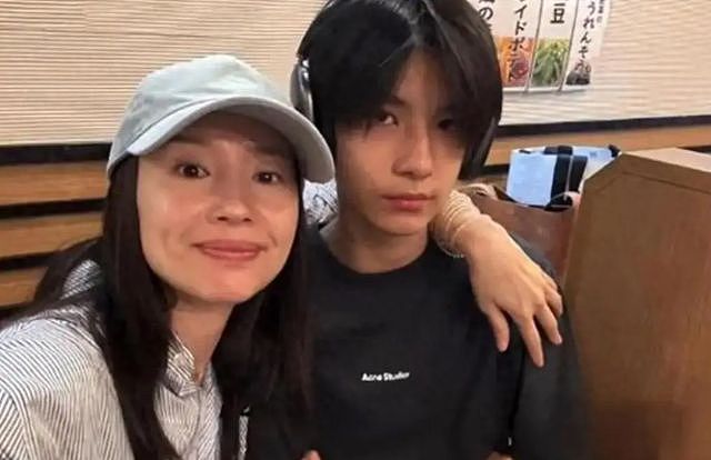 被畸形母爱毁掉的星二代：拍婚纱照，同床15年，把儿子当“丈夫”（组图） - 17