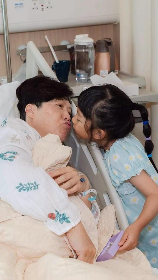 港星58岁妻子生二胎,妻子一脸皱纹热泪盈眶,6岁女儿现身迎接(组图) - 6