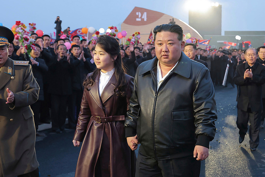 金正恩难活过50岁?带“世上最危险12岁女孩”现身93阅兵(组图) - 1