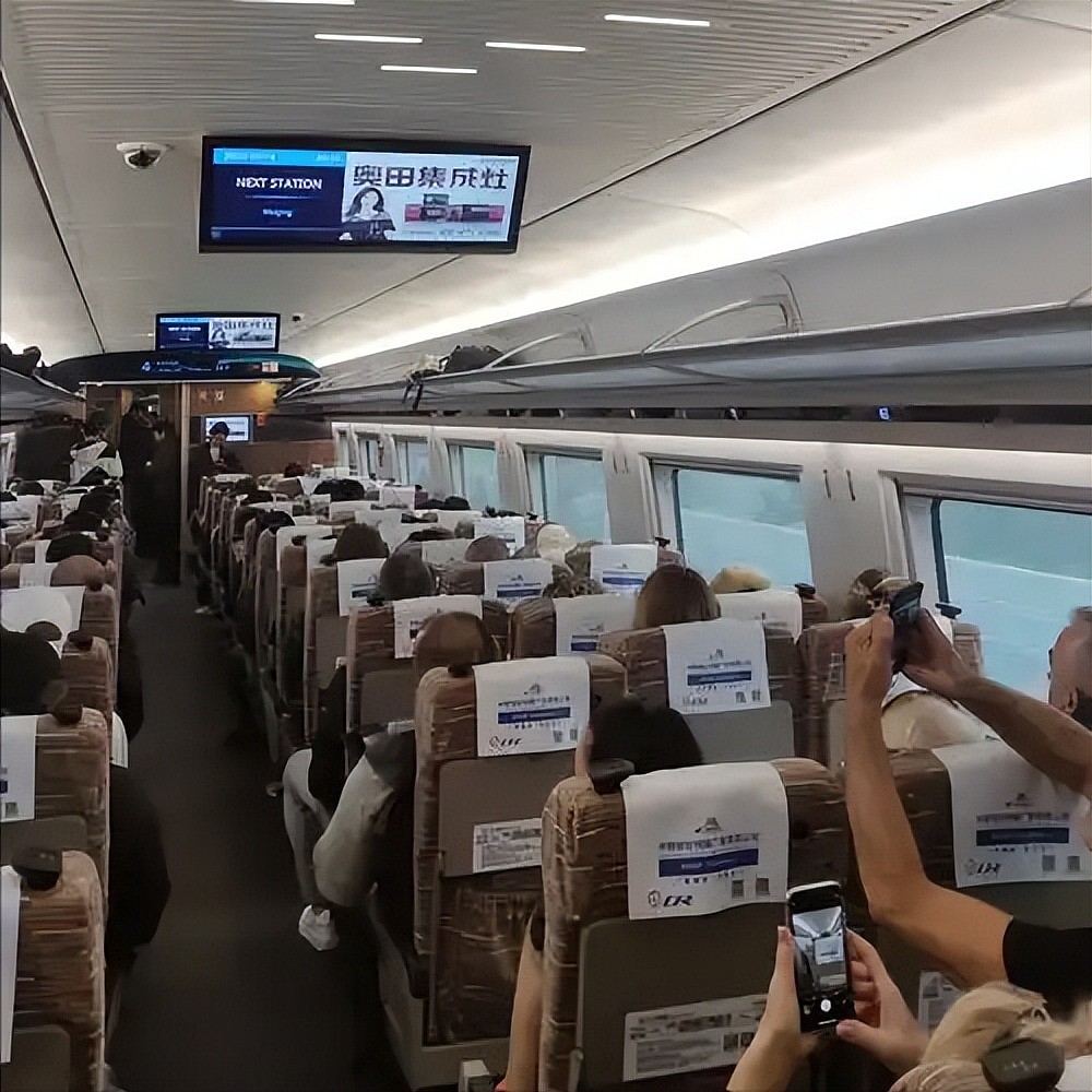 争议又起!旅客拍到两位外国人带自行车上高铁,网友评论区炸锅(组图) - 22