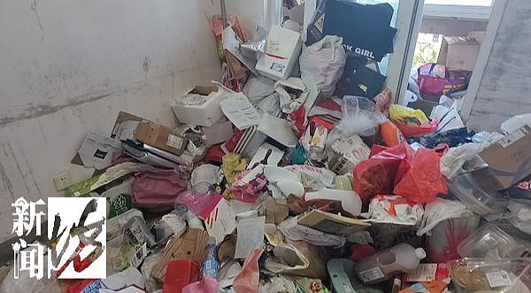 老人每月花4500元租两套房囤废品,3套房被30吨垃圾堆满,称“只有它不会变心”(组图) - 3