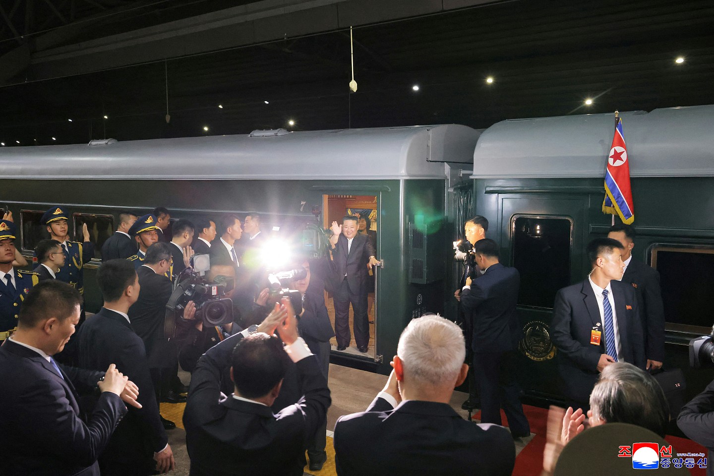金正恩离华前一幕:上百学生化身小迷妹,高喊欢送欢送、热烈欢送(视频/组图) - 2