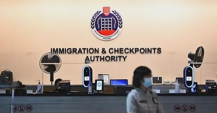 入境新加坡被拒,中国小伙同官员爆发激烈争执!当众朝脸上吐口水、现场一度失控...(组图) - 8