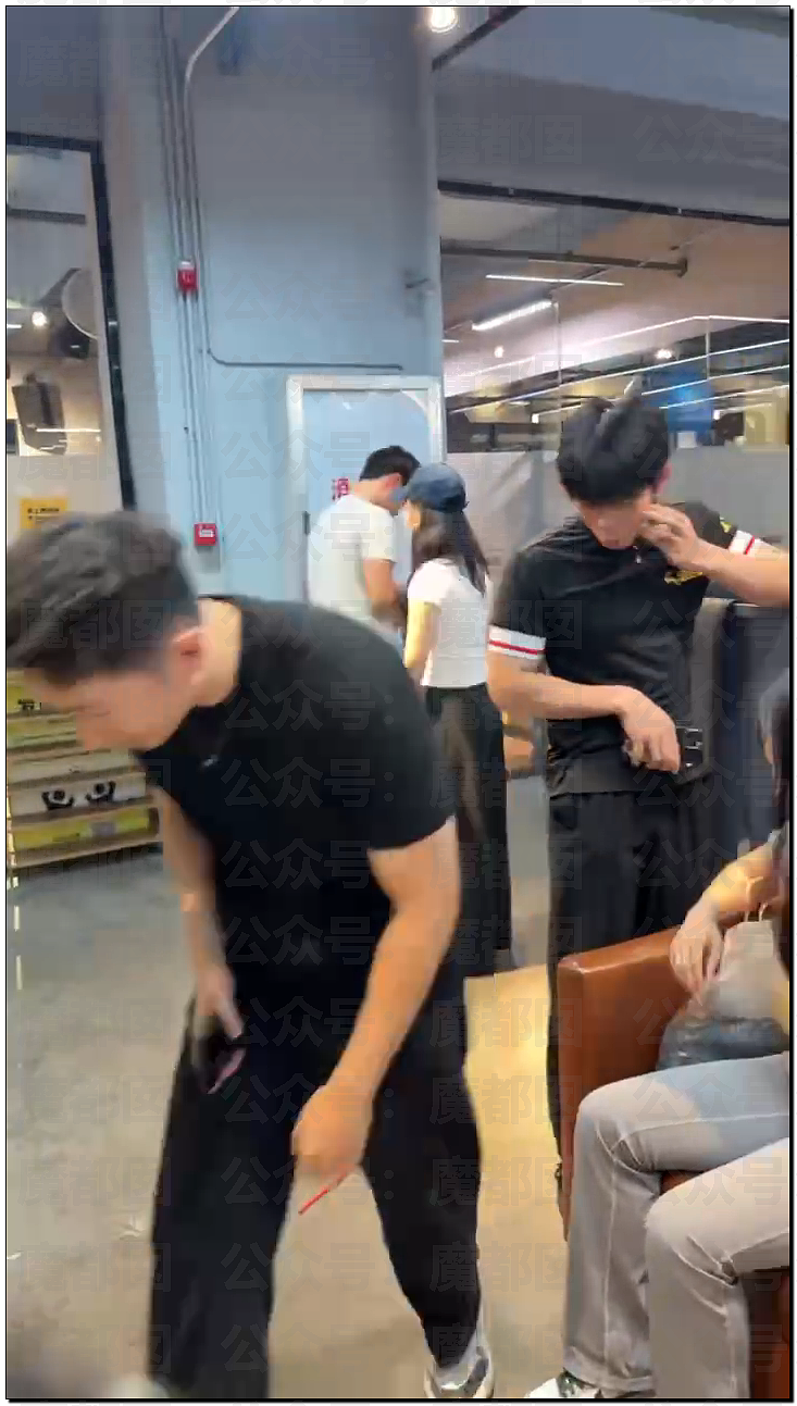 震撼!健身教练睡4个女会员败露被2个美女上门抽耳光砸头(组图) - 7