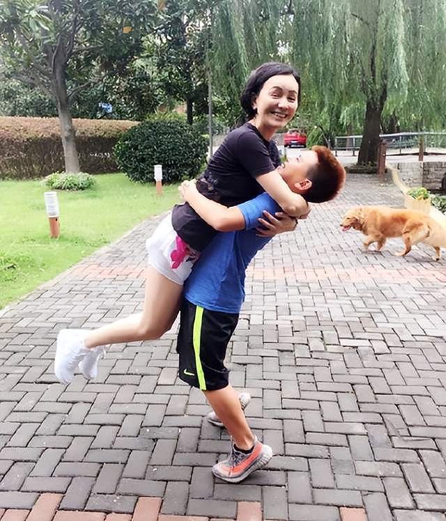 被畸形母爱毁掉的星二代：拍婚纱照，同床15年，把儿子当“丈夫”（组图） - 6