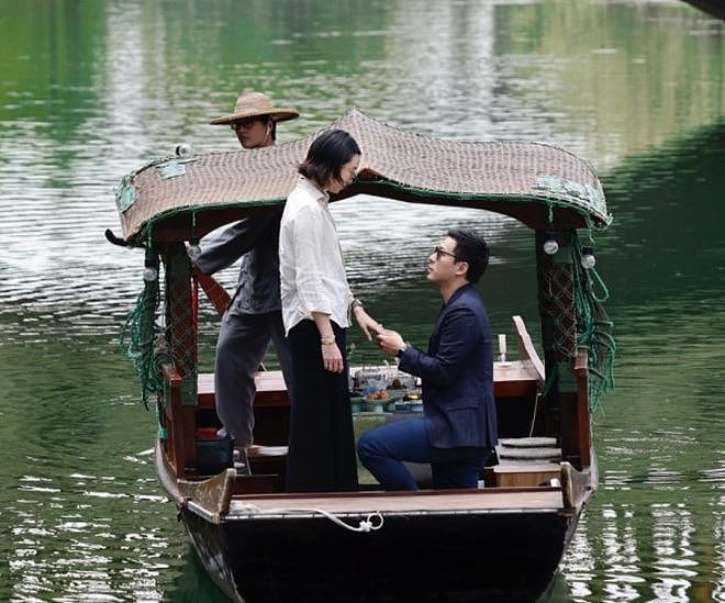 霍震霆称小儿子霍启仁不办婚礼，曝婚房为1975年的老楼，价格实惠（组图） - 3