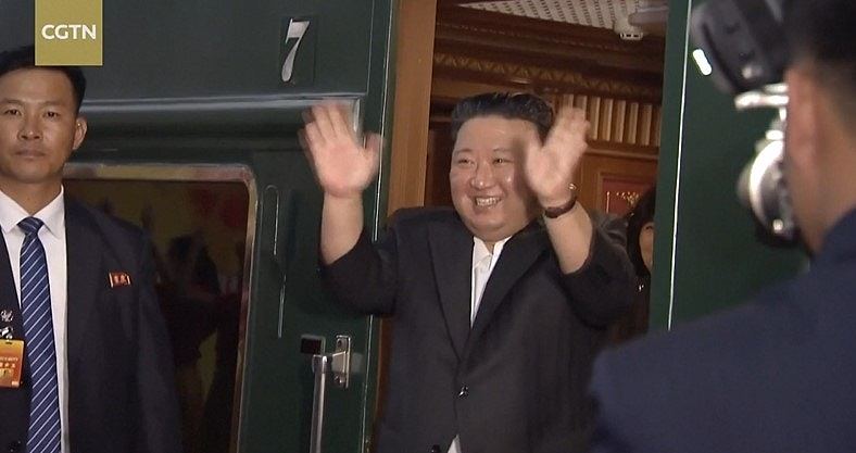 金正恩离华前一幕:上百学生化身小迷妹,高喊欢送欢送、热烈欢送(视频/组图) - 5
