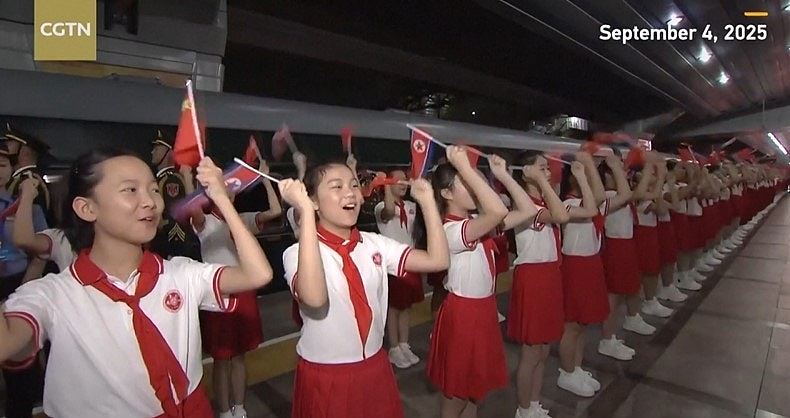 金正恩离华前一幕:上百学生化身小迷妹,高喊欢送欢送、热烈欢送(视频/组图) - 3