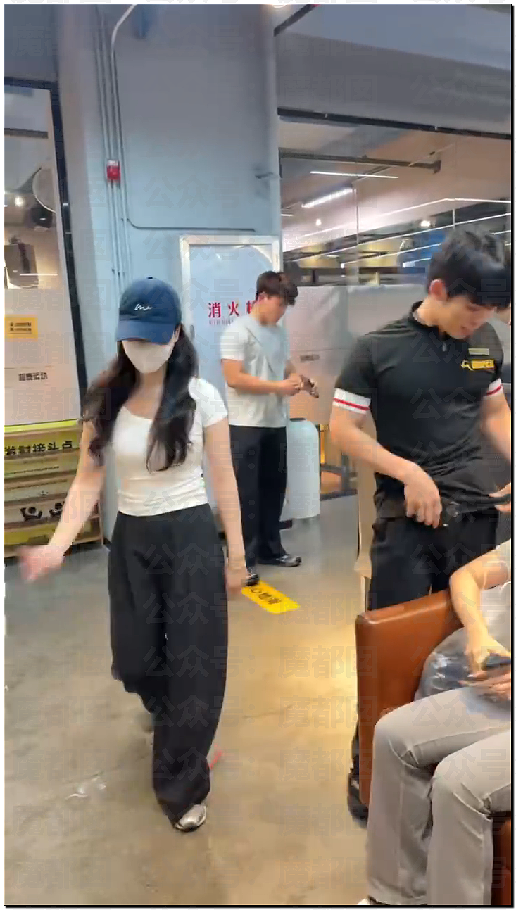 震撼!健身教练睡4个女会员败露被2个美女上门抽耳光砸头(组图) - 8