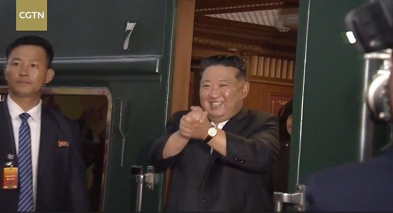 金正恩离华前一幕:上百学生化身小迷妹,高喊欢送欢送、热烈欢送(视频/组图) - 4