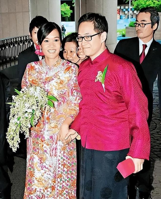李嘉欣黎姿携老公聚餐,两大豪门夫妻甘愿镶边,C位是郭晶晶闺蜜(组图) - 9