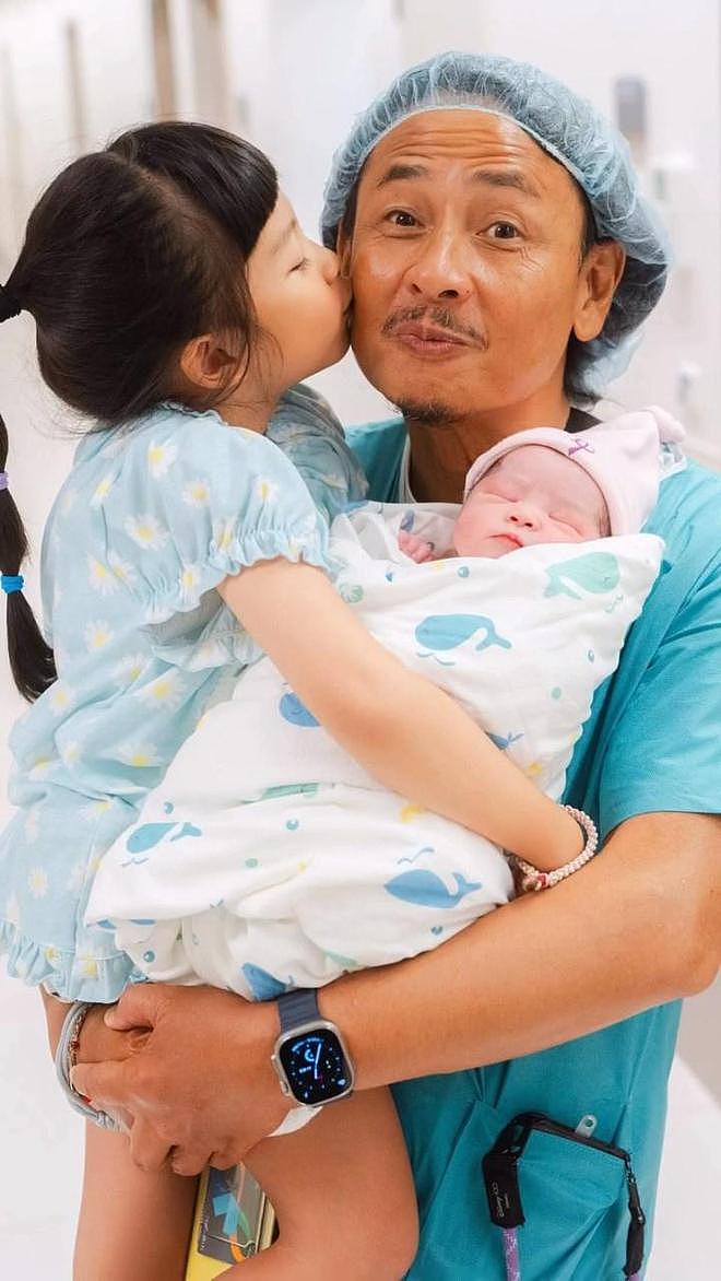 港星58岁妻子生二胎,妻子一脸皱纹热泪盈眶,6岁女儿现身迎接(组图) - 1