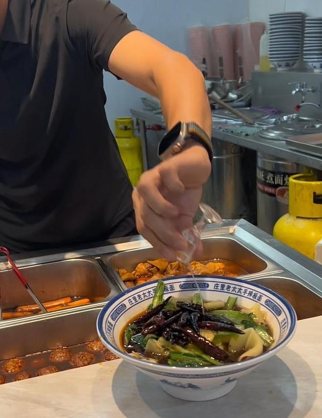 面馆推“茅台配板面”套餐,点8元板面加38元喝一杯飞天茅台酒,老板:一杯亏1元,两天售出11份(组图) - 2
