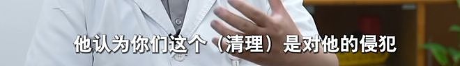 老人每月花4500元租两套房囤废品,3套房被30吨垃圾堆满,称“只有它不会变心”(组图) - 13