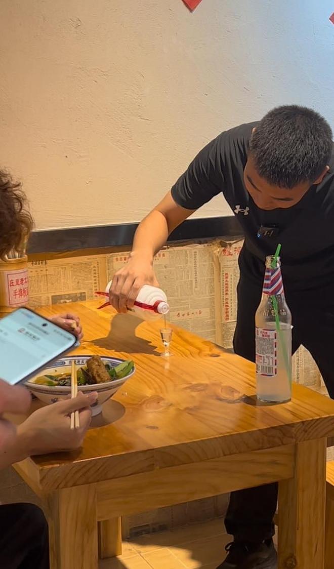 面馆推“茅台配板面”套餐,点8元板面加38元喝一杯飞天茅台酒,老板:一杯亏1元,两天售出11份(组图) - 3
