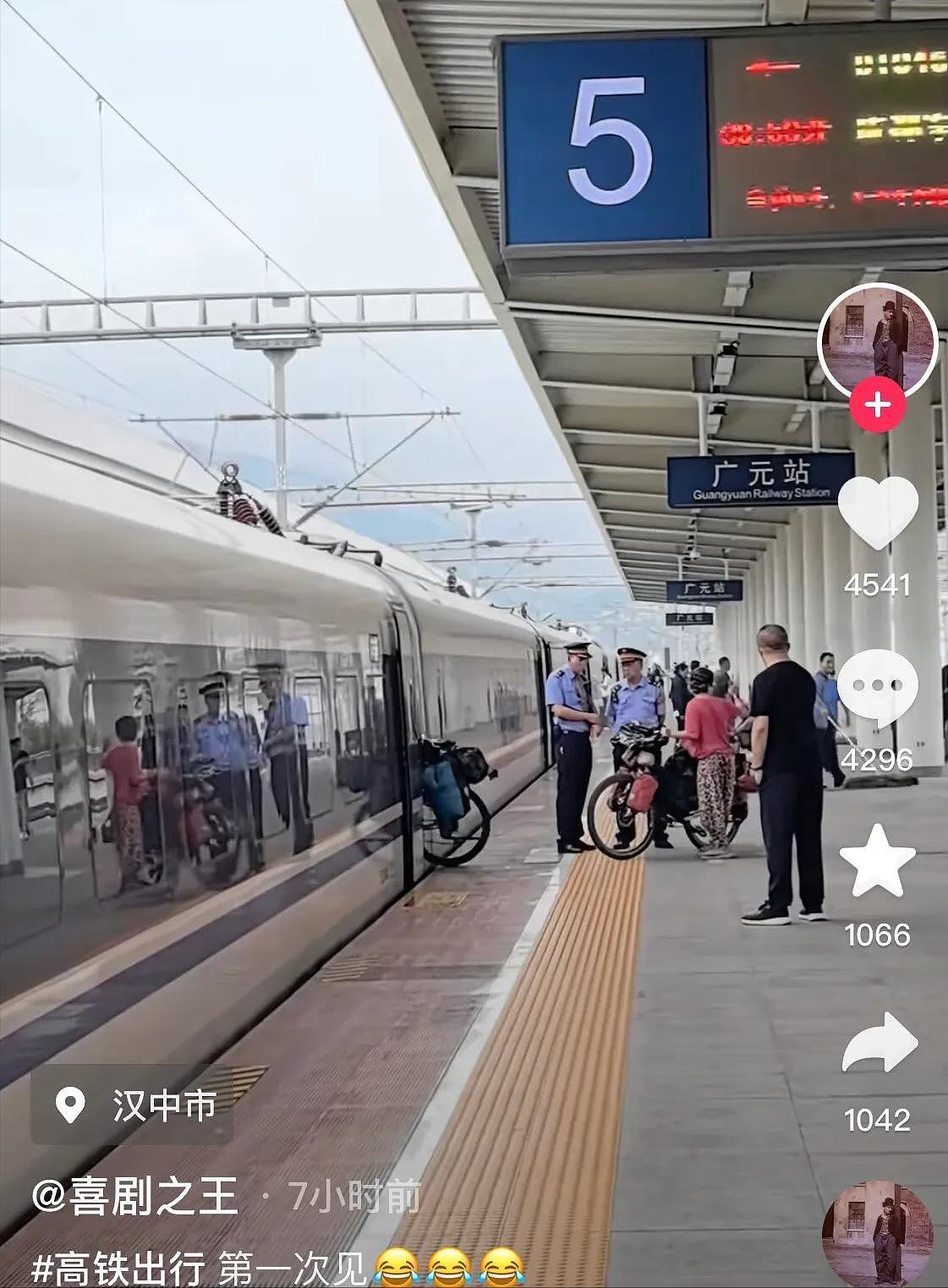 争议又起!旅客拍到两位外国人带自行车上高铁,网友评论区炸锅(组图) - 4