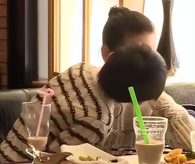 被畸形母爱毁掉的星二代：拍婚纱照，同床15年，把儿子当“丈夫”（组图） - 12