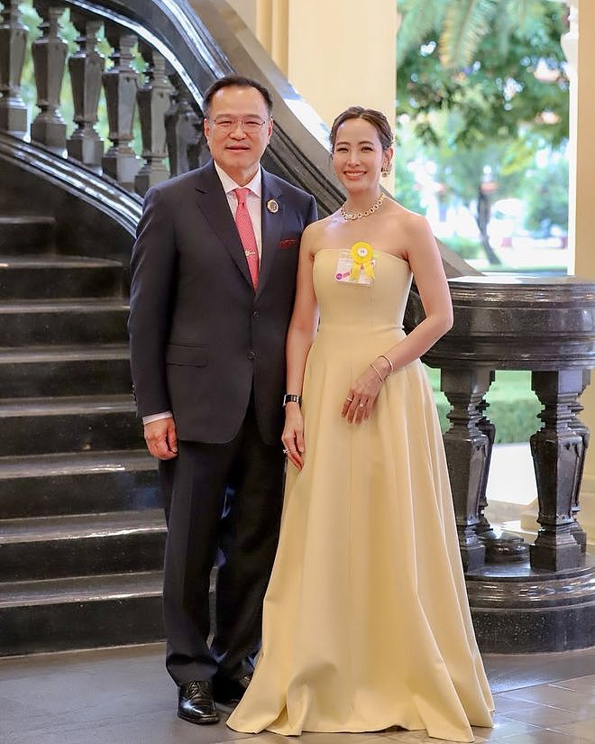38岁泰国新第一夫人引关注,咖啡店漂亮老板娘,58岁总理的第三妻(组图) - 1