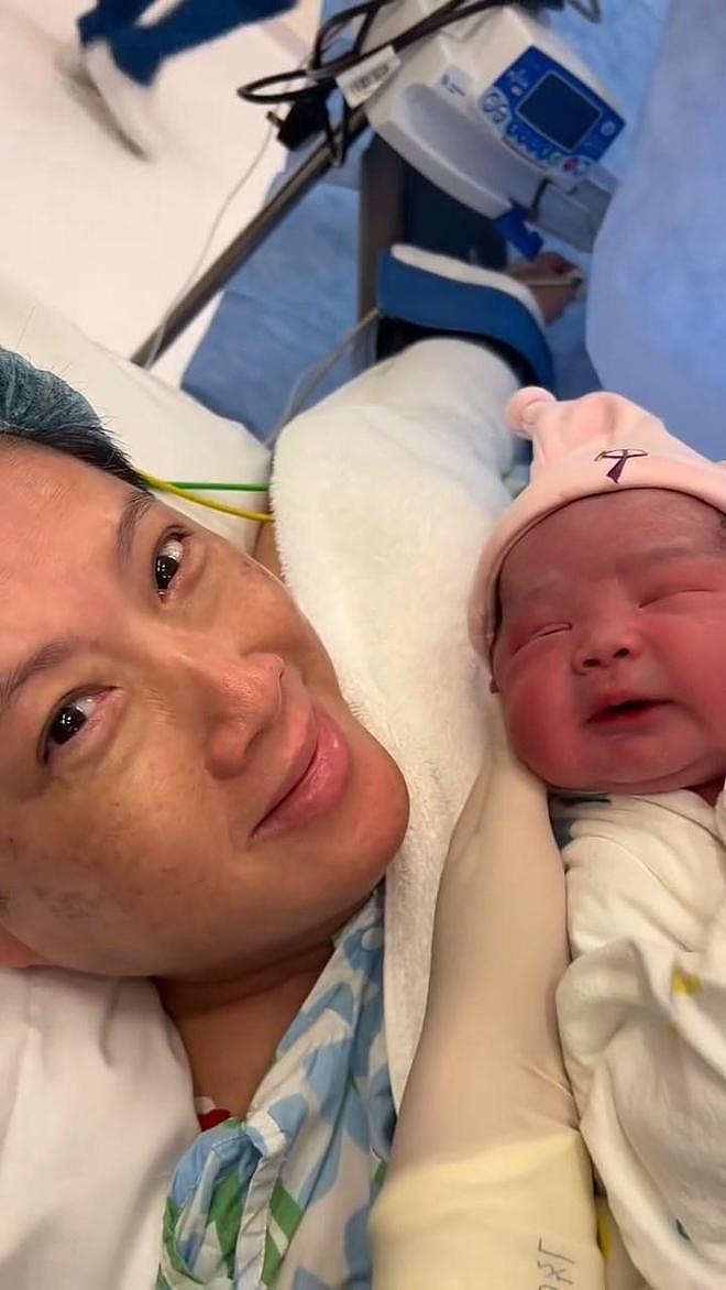港星58岁妻子生二胎,妻子一脸皱纹热泪盈眶,6岁女儿现身迎接(组图) - 2