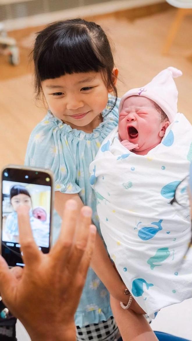 港星58岁妻子生二胎,妻子一脸皱纹热泪盈眶,6岁女儿现身迎接(组图) - 5