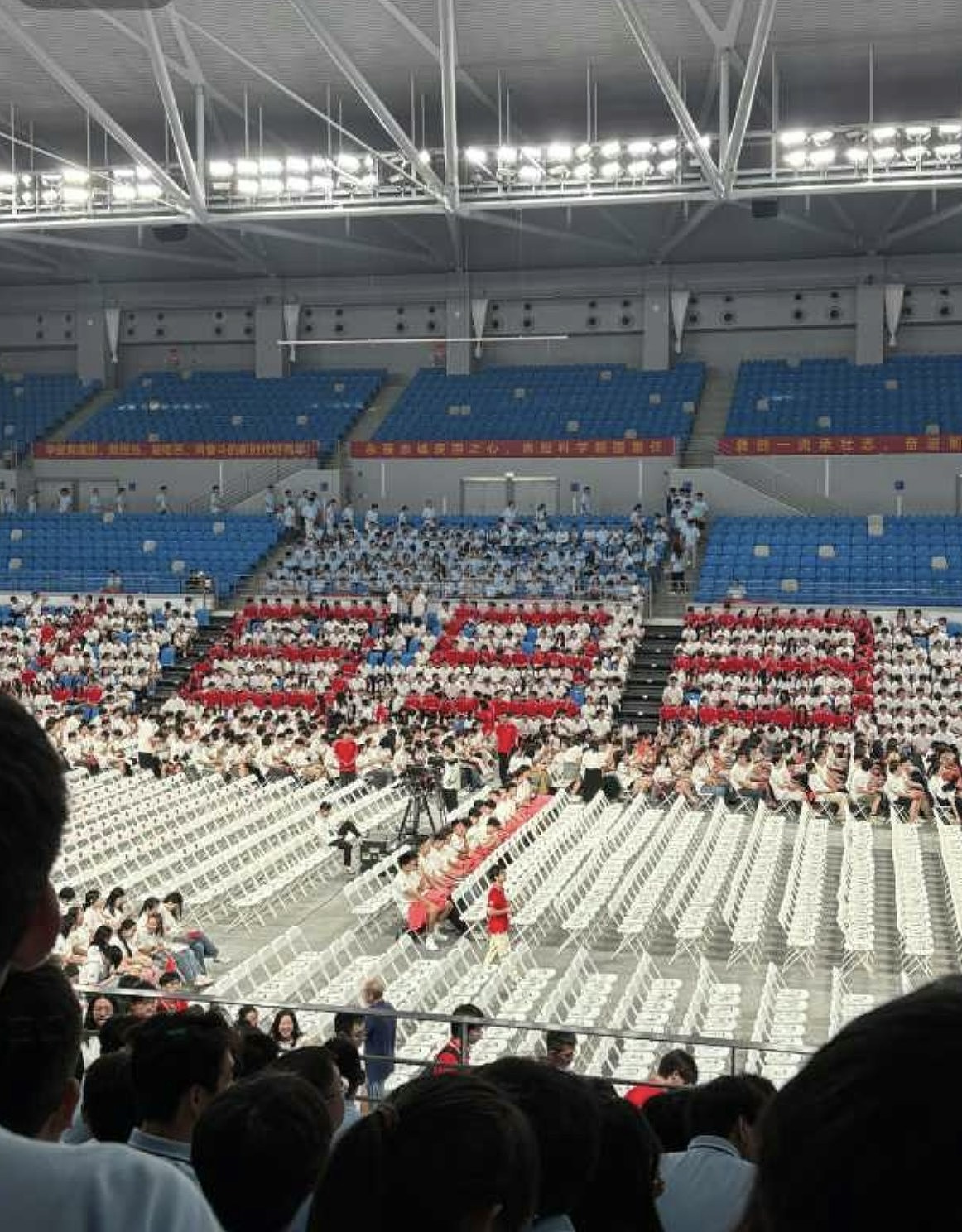 武汉大学开学典礼白椅贴红圈似日本国旗惹议!网民批:没政治敏感(组图) - 5