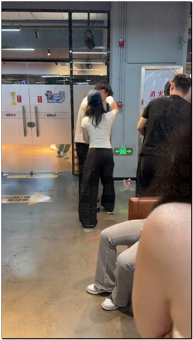 震撼!健身教练睡4个女会员败露被2个美女上门抽耳光砸头(组图) - 9