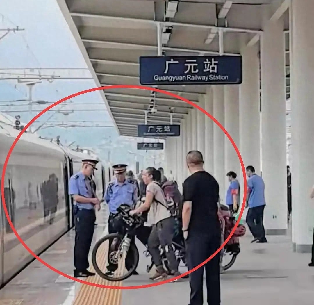 争议又起!旅客拍到两位外国人带自行车上高铁,网友评论区炸锅(组图) - 23
