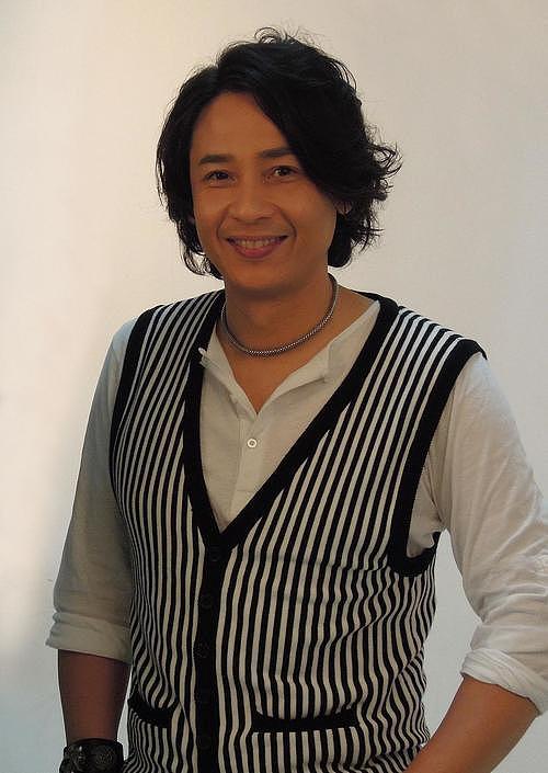 港星58岁妻子生二胎,妻子一脸皱纹热泪盈眶,6岁女儿现身迎接(组图) - 8