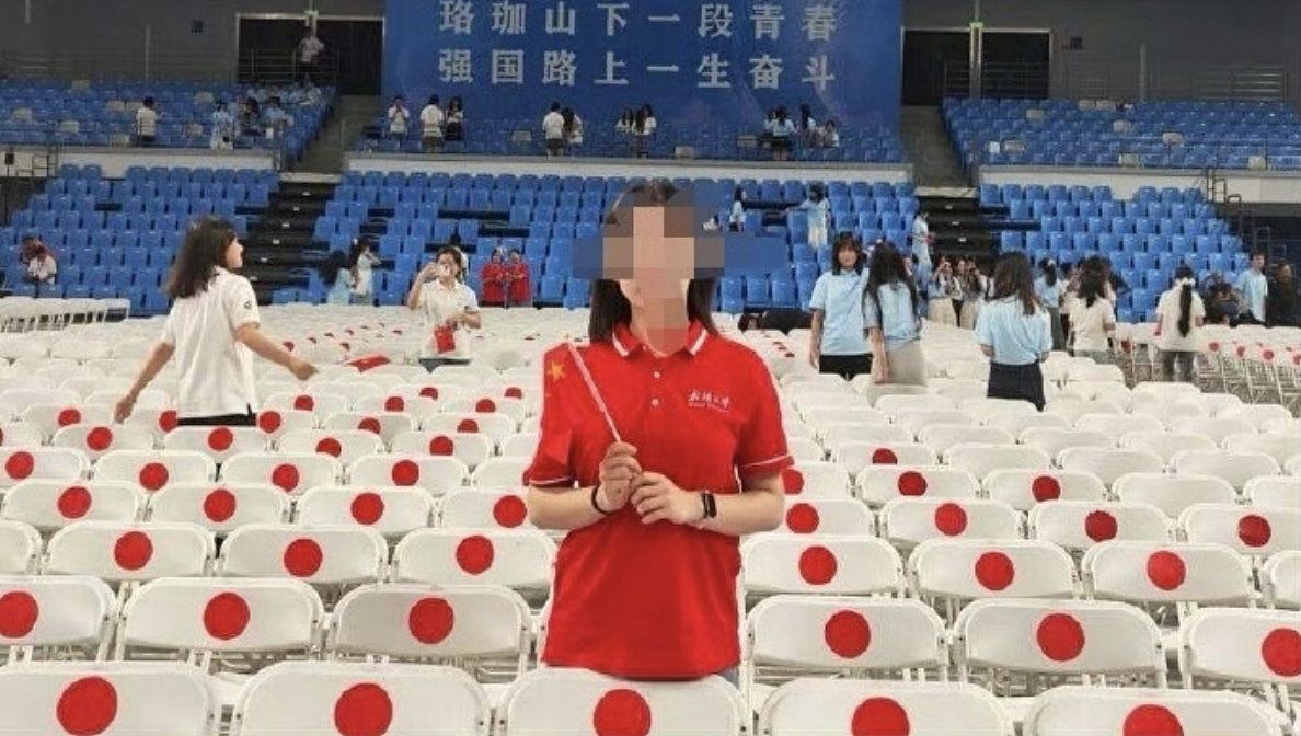 武汉大学开学典礼白椅贴红圈似日本国旗惹议!网民批:没政治敏感(组图) - 1