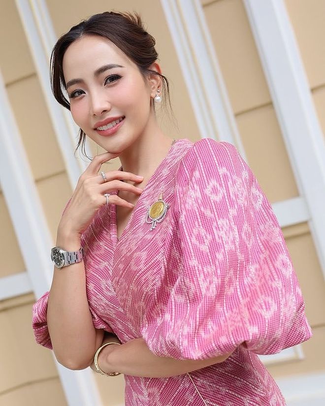 38岁泰国新第一夫人引关注,咖啡店漂亮老板娘,58岁总理的第三妻(组图) - 2