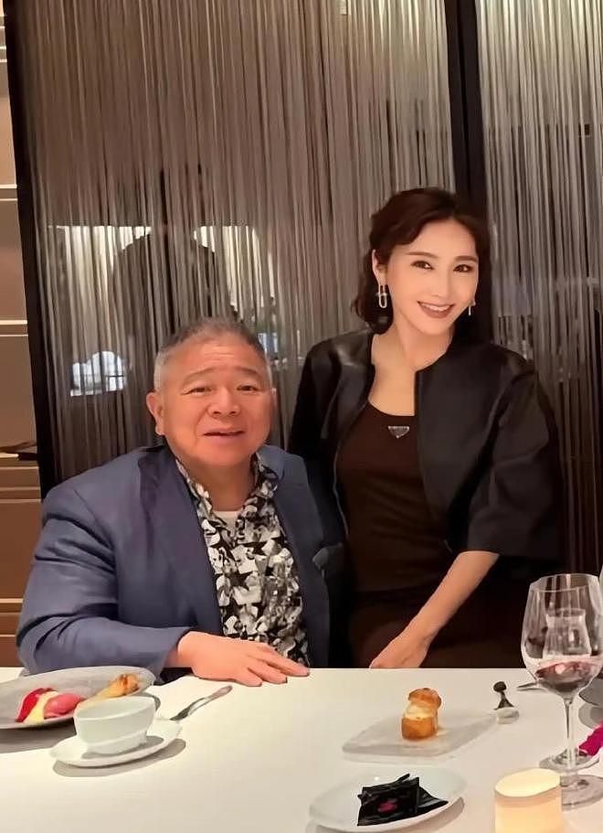 李嘉欣黎姿携老公聚餐,两大豪门夫妻甘愿镶边,C位是郭晶晶闺蜜(组图) - 3