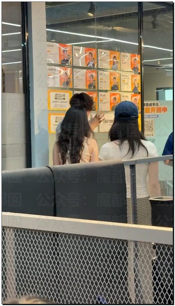震撼!健身教练睡4个女会员败露被2个美女上门抽耳光砸头(组图) - 13