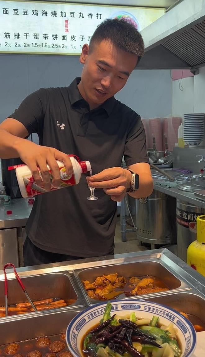 面馆推“茅台配板面”套餐,点8元板面加38元喝一杯飞天茅台酒,老板:一杯亏1元,两天售出11份(组图) - 1