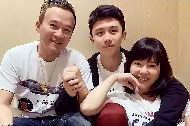 被畸形母爱毁掉的星二代：拍婚纱照，同床15年，把儿子当“丈夫”（组图） - 19