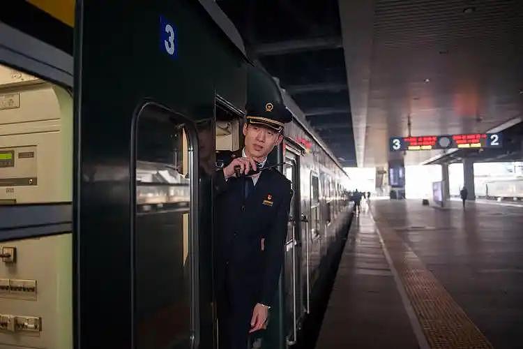 争议又起!旅客拍到两位外国人带自行车上高铁,网友评论区炸锅(组图) - 13