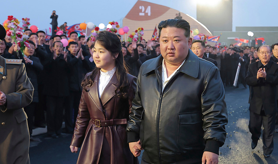 金正恩难活过50岁？带世上最危险12岁女孩现身93阅兵（组图） - 1