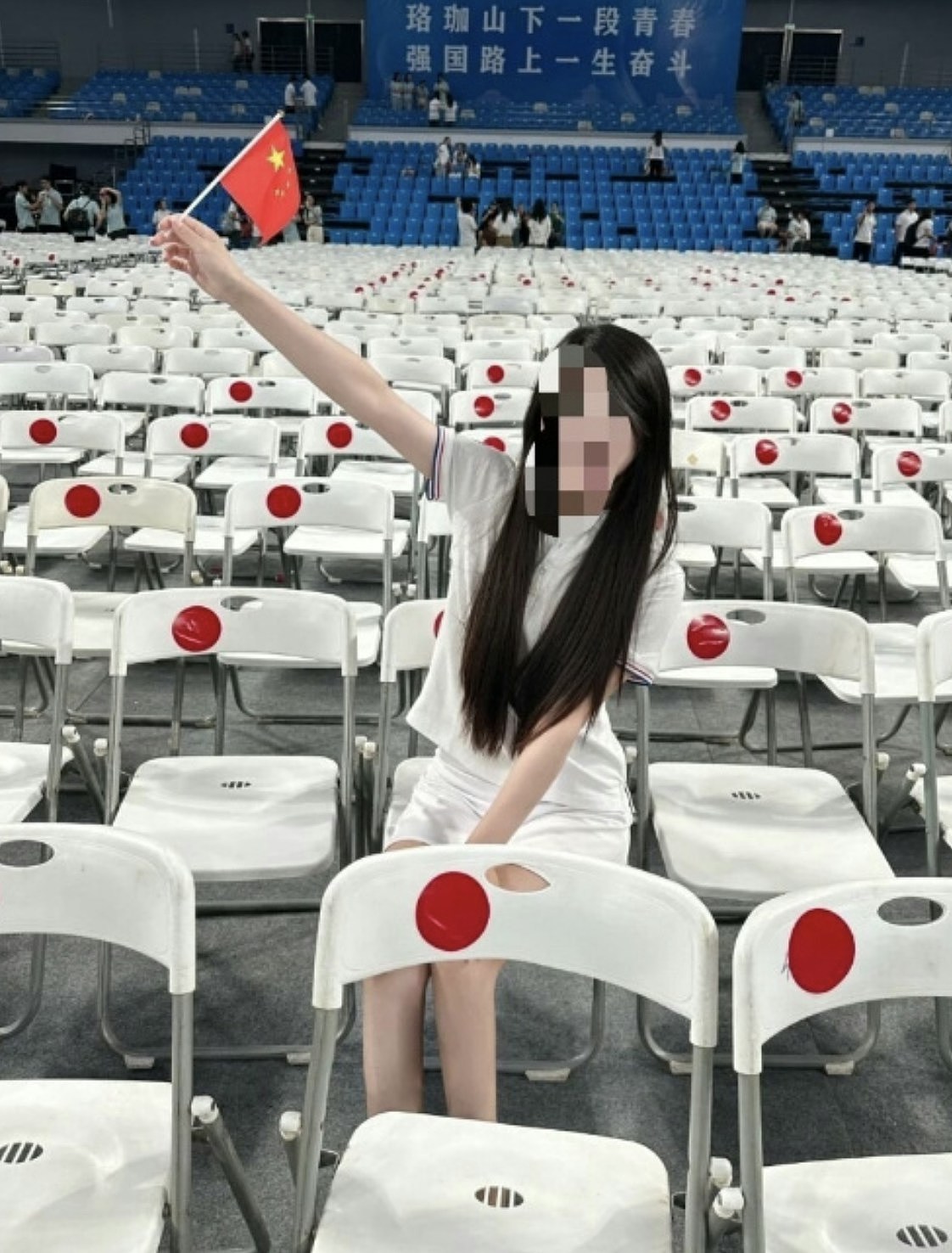 武汉大学开学典礼白椅贴红圈似日本国旗惹议!网民批:没政治敏感(组图) - 2