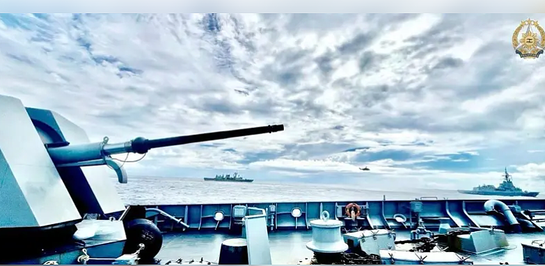澳洲加拿大军舰进入台湾海峡!解放军全程跟监警戒,台方回应(组图) - 3