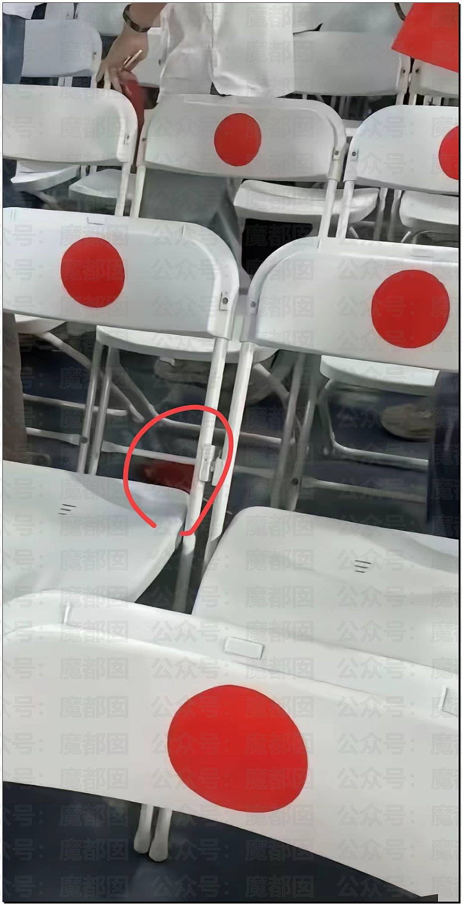 网友吵翻!武汉大学开学典礼白色座椅贴红色圆形标签被批媚日,胡锡进:太阳被鬼子垄断了?(组图) - 9
