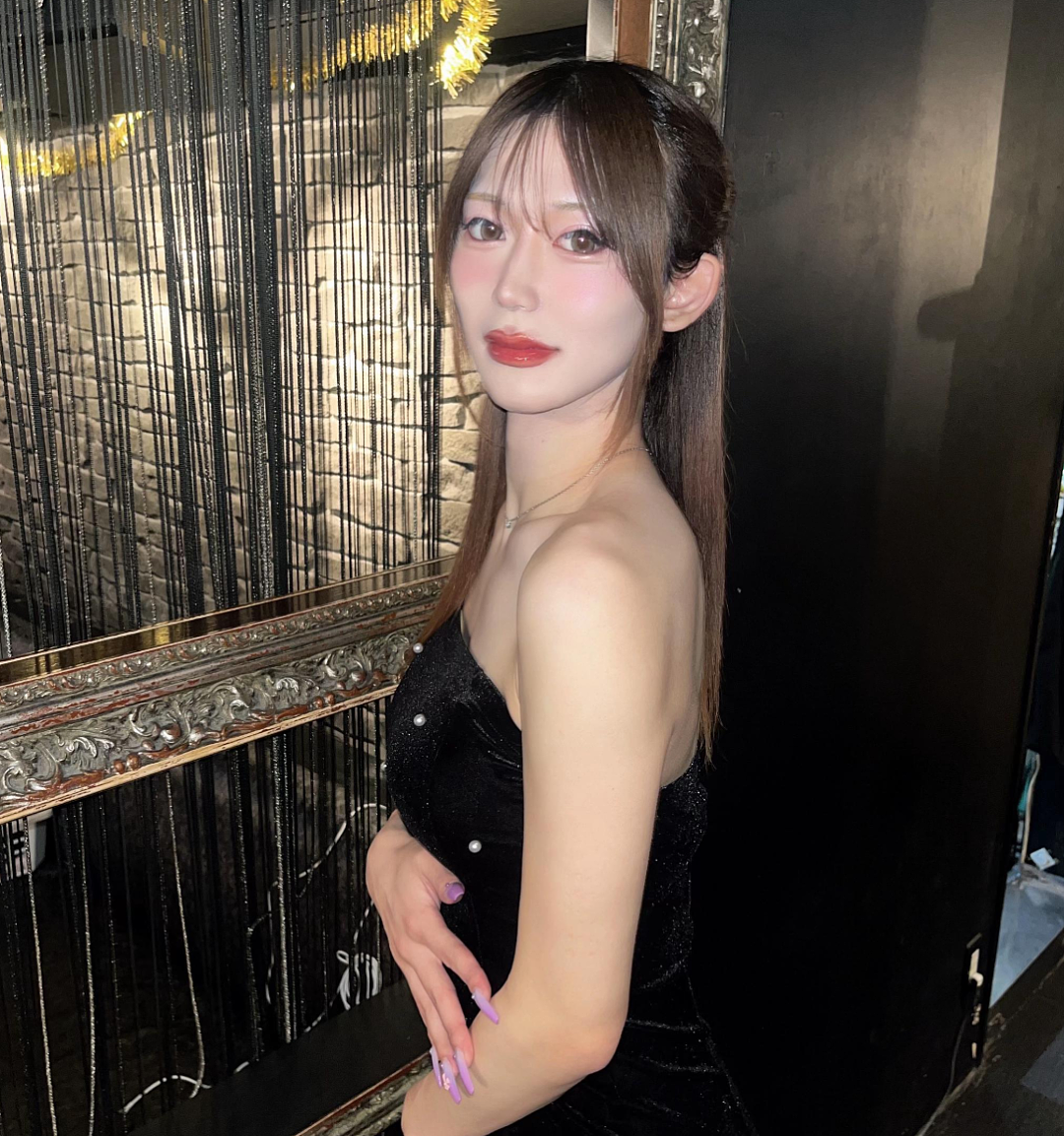日本一黑皮肌肉男爆改性感美女!22岁下海做陪酒女,网友:这真不是换了个人?(组图) - 10