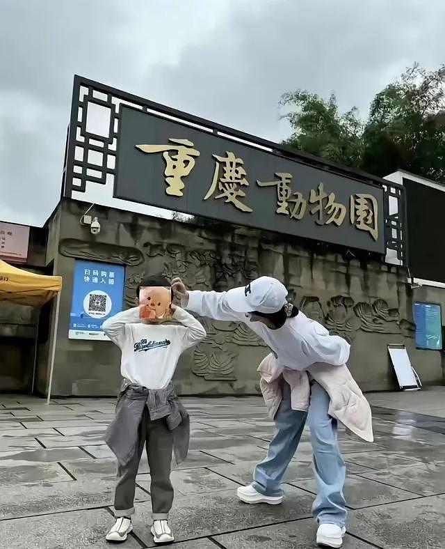 网友发文偶遇赵丽颖送孩子去开学礼！称赞颖宝很低调，穿搭在线（组图） - 12