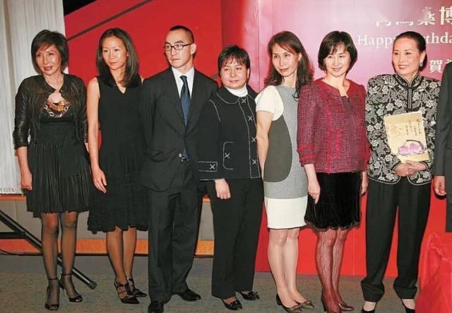 何鸿燊仨子女观礼阅兵,何超琼带了三房的弟弟,唯独没带何猷君(组图) - 16