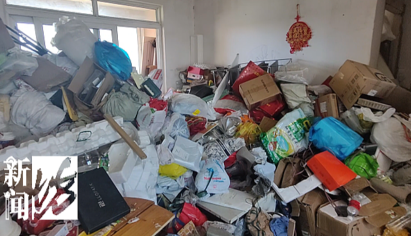 家里清出30吨！男子彻底崩溃：老妈有3套房，越堆越多！开门瞬间涌出……（组图） - 2
